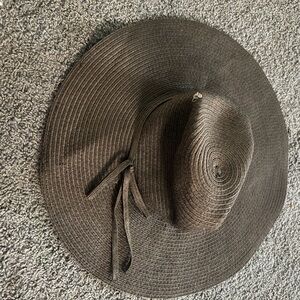 Elegant Black Wide-Brimmed Hat